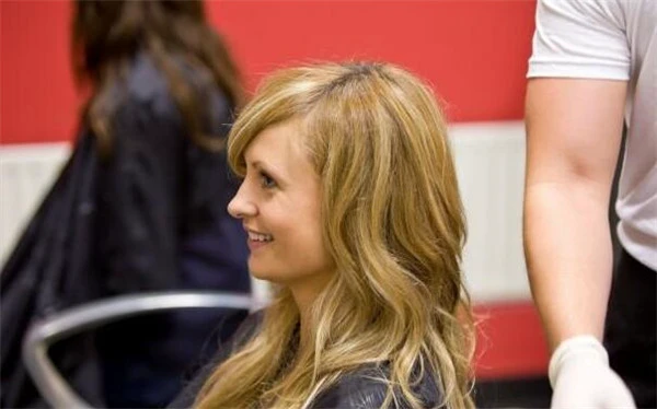 发胶正确的使用方法是怎样的?用指尖轻轻的进行揉搓 发胶 方法 第4张