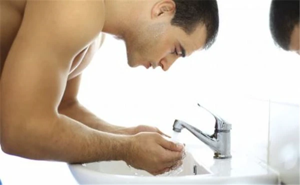 夏季皮肤多油怎么办，做好补水保湿清洁措施 皮肤 补水 第3张