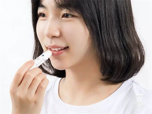 白雪美精润唇膏滋润锁水唇部肌肤，让双唇浪漫撩人 润唇膏 白雪美精 第2张