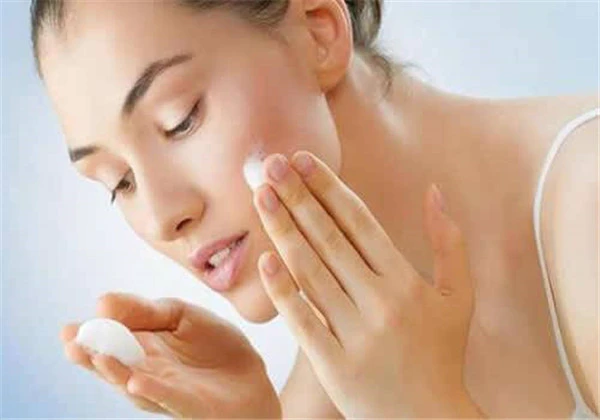 涂了粉底液要卸妆吗，涂粉底液用什么卸妆好，具体怎么卸妆 护肤 第5张