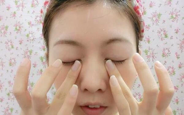 不手术就可去除眼袋的方法，隔夜茶热敷眼部或贴眼贴 眼袋 方法 第3张