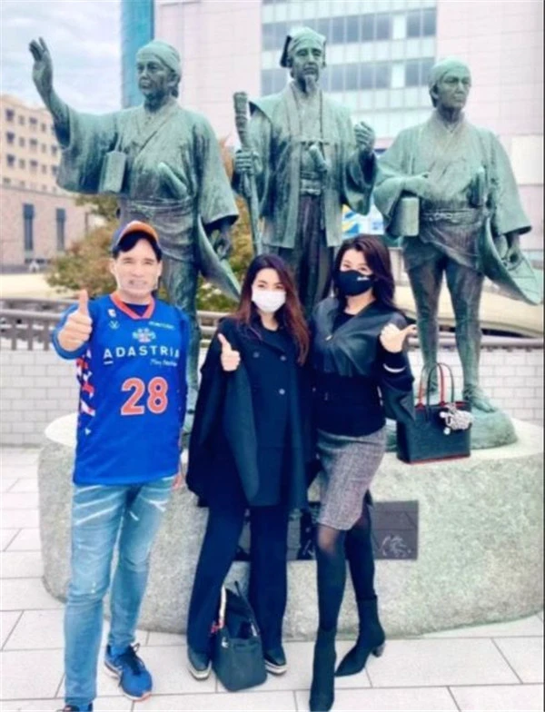 藤原纪香灰色窄裙造型大秀好身材，悉心打扮格外吸睛 藤原纪香 窄裙 第2张