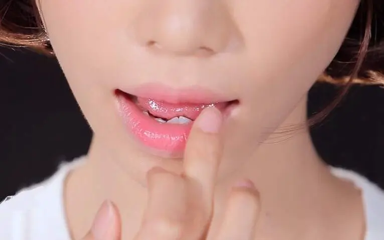 咬唇妆怎么画，咬唇妆上妆步骤图片 咬唇妆 怎么画 咬唇妆上妆步骤图片 美妆 第3张