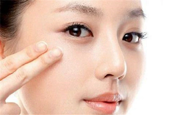 消除鱼尾纹用精华液保养，保持眼部水分减少黑色素沉着 鱼尾纹 保养 第2张