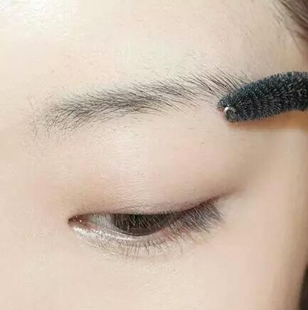 单眼皮化妆的步骤有哪些，　单眼皮眼妆眼影的颜色以自然为主 单眼皮 眼妆眼影 第1张