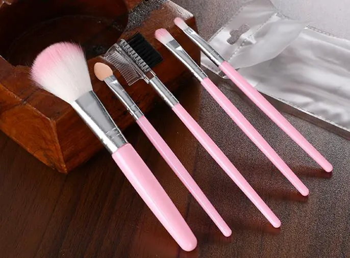 唇刷哪个牌子好用，眼影刷和唇刷区别 唇刷 眼影刷 眼影刷和唇刷有什么区别 美妆 第3张