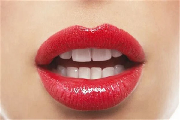 嘴唇太厚应该如何改变,经常舔嘴唇会造成唇部脱皮 嘴唇 脱皮 第3张 嘴唇太厚应该如何改变,经常舔嘴唇会造成唇部脱皮 嘴唇 脱皮 第3张