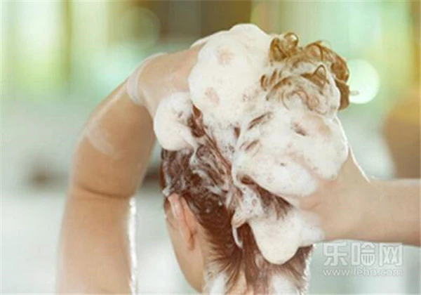 早上洗头好还是晚上洗头好，原来一般人都搞错了！ 护肤 第5张