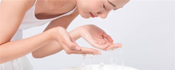 早上用洗面奶好吗，早上用什么水洗脸好 护肤 第1张