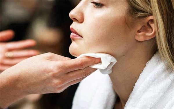 夏天全身涂防晒怎么洗 防晒 防晒霜卸妆 美妆 第1张 夏天全身涂防晒怎么洗 防晒 防晒霜卸妆 美妆 第1张