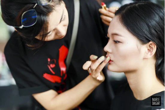 了解2021春妆趋势,玛丽黛佳揭秘时装周后台 美妆 玛丽黛佳 第5张 了解2021春妆趋势,玛丽黛佳揭秘时装周后台 美妆 玛丽黛佳 第5张