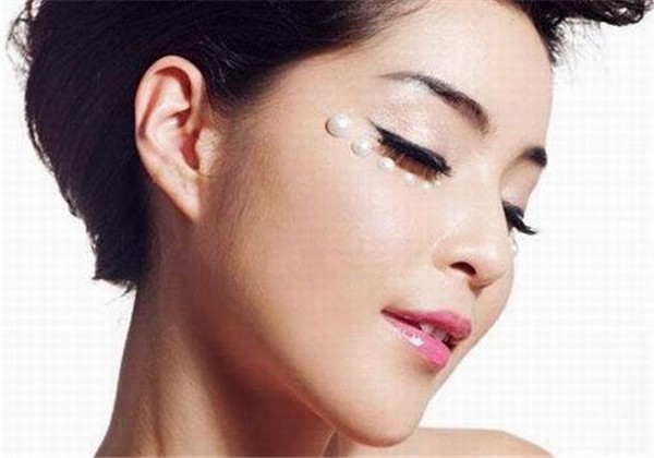 皮肤涂柠檬汁可帮助新陈代谢，有祛除疤痕的作用 皮肤 疤痕 第1张