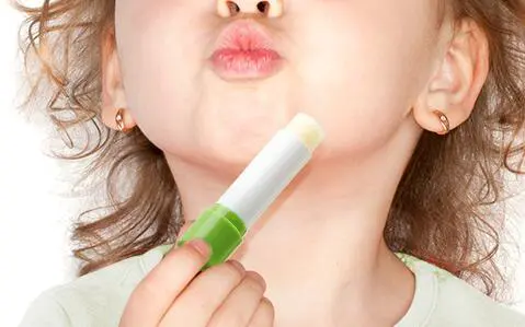 嘴唇干裂开口好疼怎么办，唇部干掉皮护唇方法 嘴唇 嘴唇干裂 嘴唇干裂开口好疼怎么办 美容 第3张