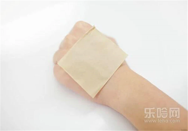 吸油纸会让毛孔变大吗，使用方法错误，这也不是没有可能的哦！ 护肤 第2张