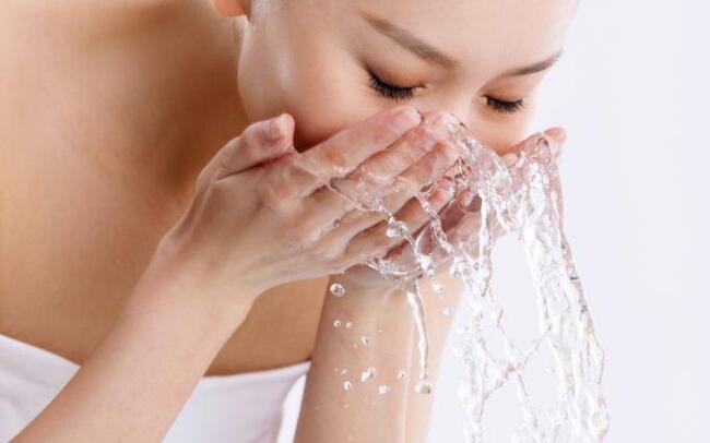 冷水洗脸都有哪些护肤好处，日常护脸小技巧 洗脸 冷水洗脸 冷水洗脸的好处 美容 第1张