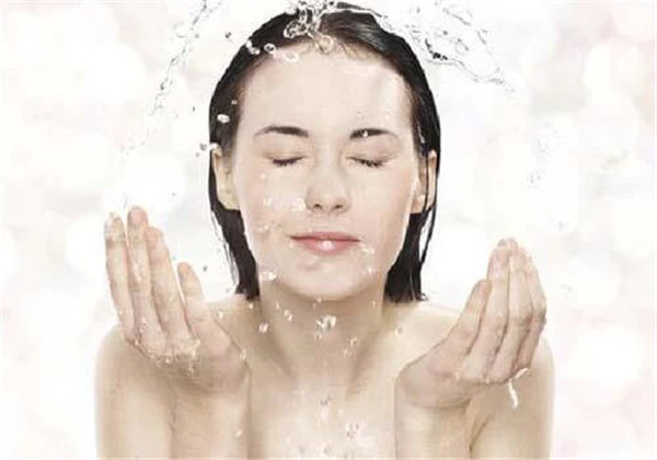 洗脸用热水好还是冷水好 护肤 第7张