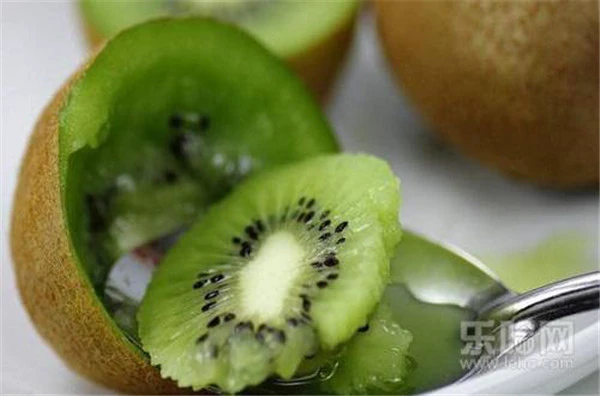 春天皮肤干燥起皮怎么办，干燥皮肤保养小技巧 护肤 第8张