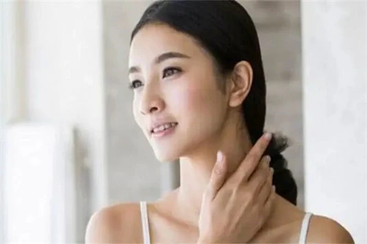 出现颈纹怎么办，用这四个诀窍击退，重塑美丽天鹅颈 颈纹 第2张