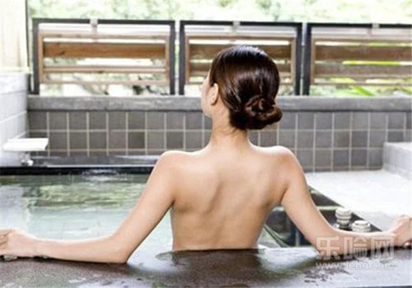 用什么泡澡对皮肤好，泡澡水中加点料皮肤变得更好 护肤 第6张