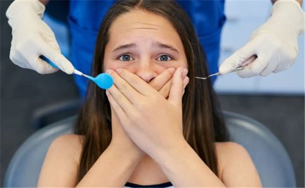 冷光美白牙齿有会出现副作用，美白后要注意口腔卫生 副作用 牙齿 第2张