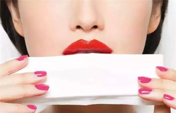 口红用纸巾敷上喷水有什么作用 口红 口红喷水 美妆 第1张 口红用纸巾敷上喷水有什么作用 口红 口红喷水 美妆 第1张