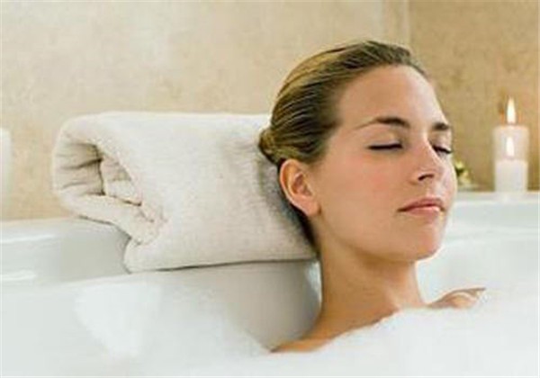用什么泡澡对皮肤好，泡澡水中加点料皮肤变得更好 护肤 第1张