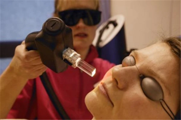 激光祛斑后肌肤变脆弱，应使用修复类产品保湿 激光 祛斑 第3张