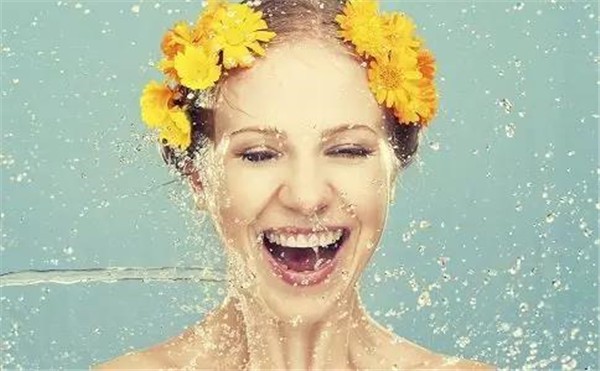 错误的洗脸方式：用过热的水洗脸会打破脸上的屏障 洗脸 方式 第1张