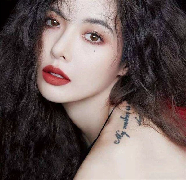 冷感色调眼影搭配金色亮片尽显古灵精怪 眼影 金色亮片 第7张 冷感色调眼影搭配金色亮片尽显古灵精怪 眼影 金色亮片 第7张