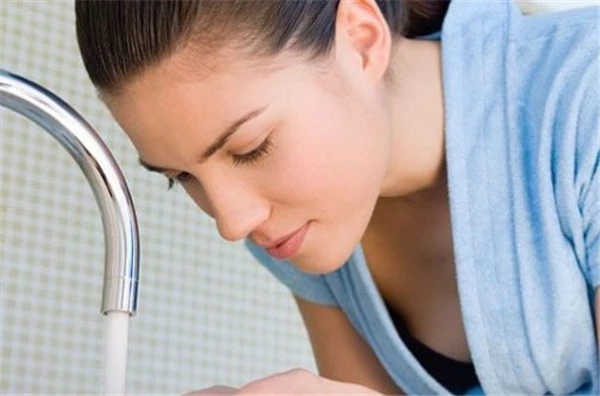 蜂蜜洗脸可润滑肌肤帮助排毒，有抗衰老、防干燥的功效 蜂蜜洗脸 功效 第4张