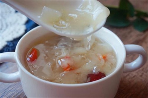 银耳雪梨羹的制作方法，可保养皮肤润肺止咳 银耳 雪梨羹 第1张