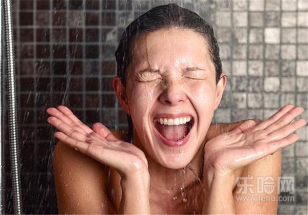夏天洗冷水澡好吗，洗个澡还能洗出病来！赶紧看看这些洗澡误区！ 护肤 第1张