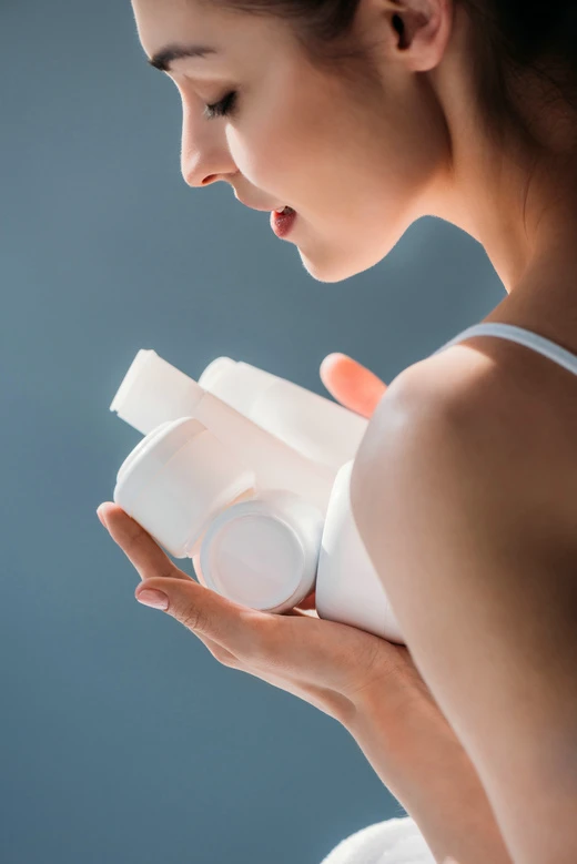 皮肤又掉皮又会出油是怎么回事，又干又油护肤方法 皮肤又干又油 皮肤又干又油怎么护理 美容 第2张