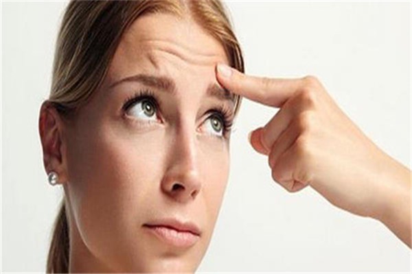导致头部皱纹的习惯：不注意防晒经常熬夜 头部 皱纹 第1张