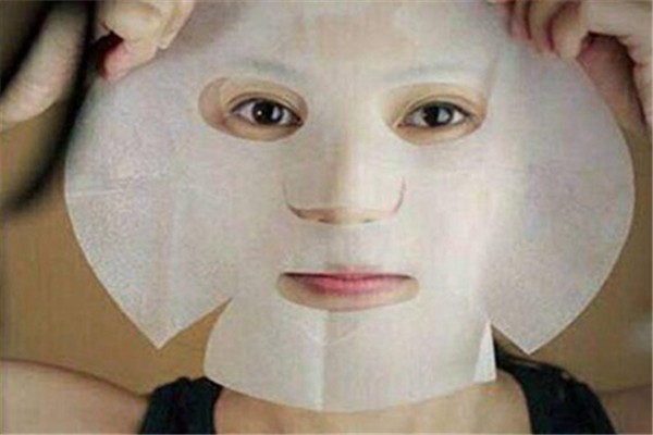 天天敷面膜易滋生细菌，使皮肤出现营养过剩的情况 面膜 滋生细菌 第2张