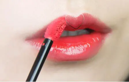 唇釉怎样用,唇釉的使用方法及注意事项 唇釉 唇釉的使用方法 美容 第5张 唇釉怎样用,唇釉的使用方法及注意事项 唇釉 唇釉的使用方法 美容 第5张