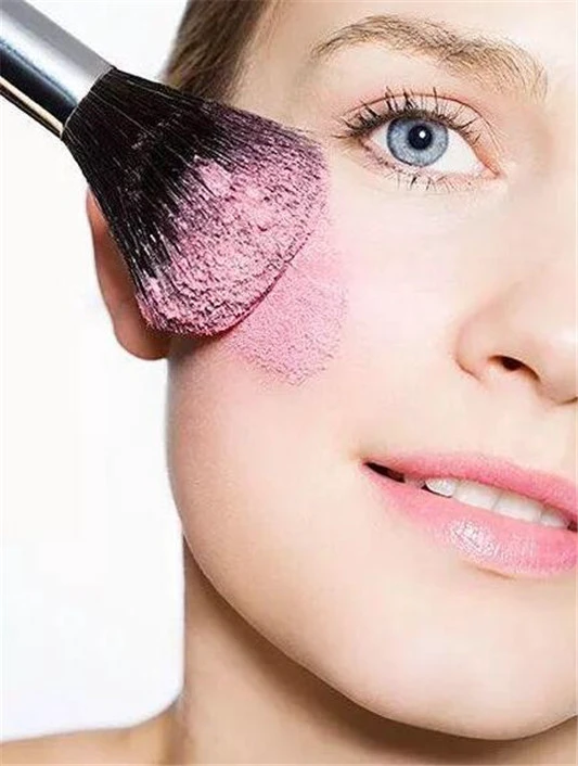 化妆打腮红和不打腮红有什么区别，腮红的正确打法 腮红 打腮红 打腮红和不打腮红的区别 美妆 第2张