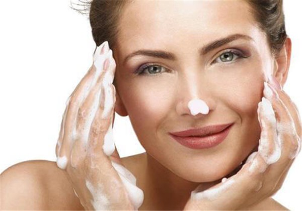 睡前怎么保养皮肤，这样做让你皮肤更好 护肤 第1张