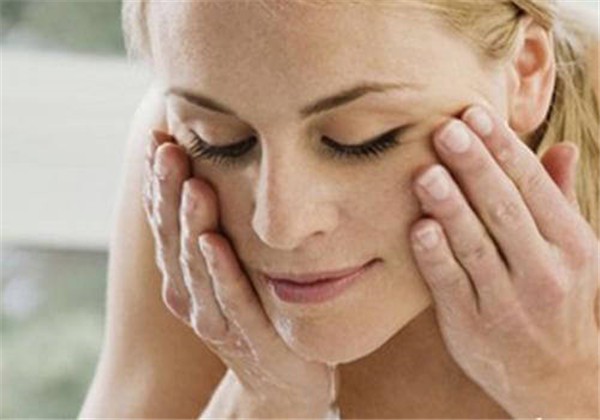 热水洗脸的坏处 护肤 第1张