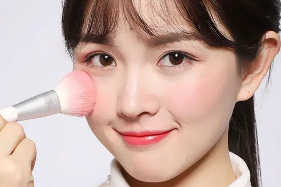 怎样打腮红可以显脸瘦，瘦脸化妆小技巧分享 腮红 怎样打腮红显脸瘦 怎样打腮红显脸瘦教程步骤图 美妆 第3张