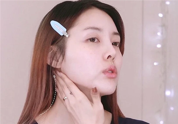 PONY小脸按摩步骤，眼霜用无名指的指腹进行按摩 小脸 按摩 第7张