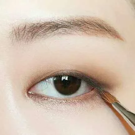 单眼皮化妆的步骤有哪些，　单眼皮眼妆眼影的颜色以自然为主 单眼皮 眼妆眼影 第2张