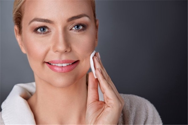 女性应该如何预防和去除皱纹，做好防晒避免老化 去除皱纹 避免老化 第1张