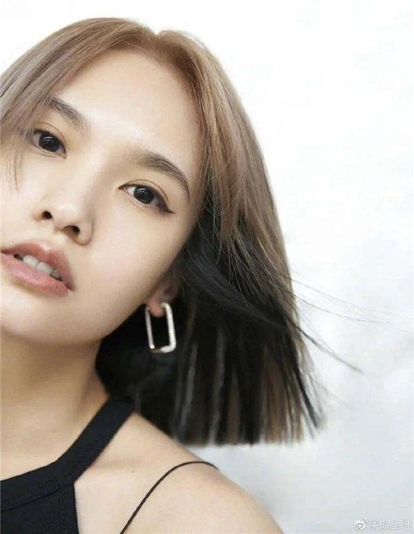 杨紫梳短发造型高级感十足，杨紫短发发型编发 杨紫 短发 第12张