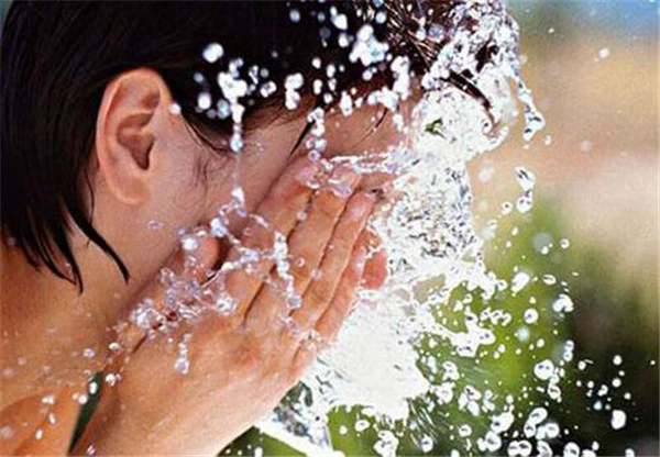 洗脸用热水好还是冷水好 护肤 第4张