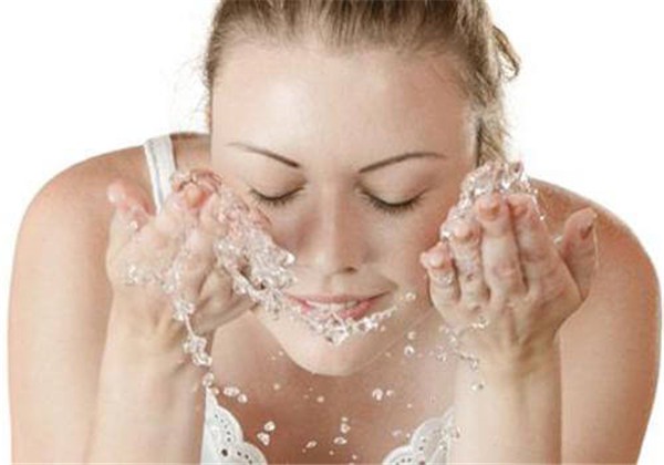 冬天洗脸的正确方法，洗脸的5大误区 护肤 第1张