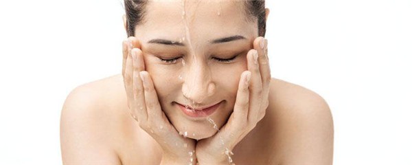 洗脸不擦干好吗，洗脸不用毛巾擦脸好吗 护肤 第1张