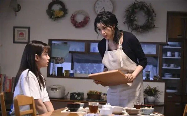 藤原纪香灰色窄裙造型大秀好身材，悉心打扮格外吸睛 藤原纪香 窄裙 第7张