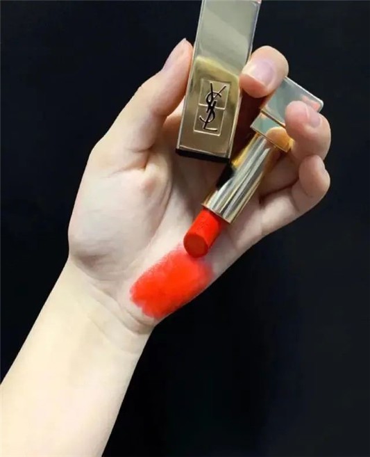 黄皮口红大「排雷」,YSL13显黑,阿玛尼401最荧光,再有钱也别买 口红 第1张 黄皮口红大「排雷」,YSL13显黑,阿玛尼401最荧光,再有钱也别买 口红 第1张