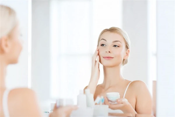 精华水轻轻拍打，压入皮肤按压眼睛充分吸收 精华水 充分吸收 第2张